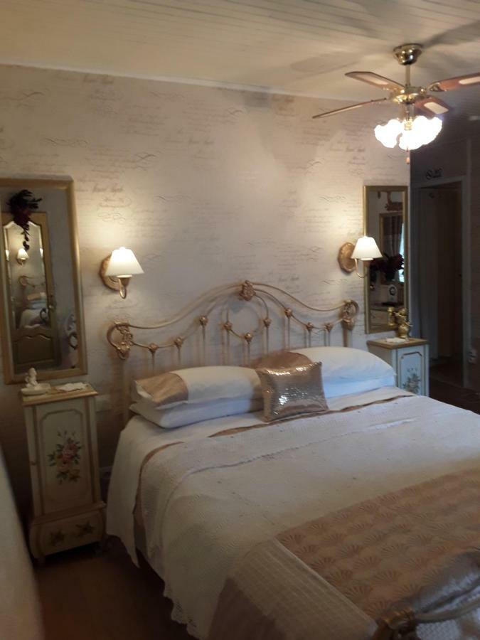 Moulin De La Civiere Bed and Breakfast Kergrist-Moelou Exteriör bild